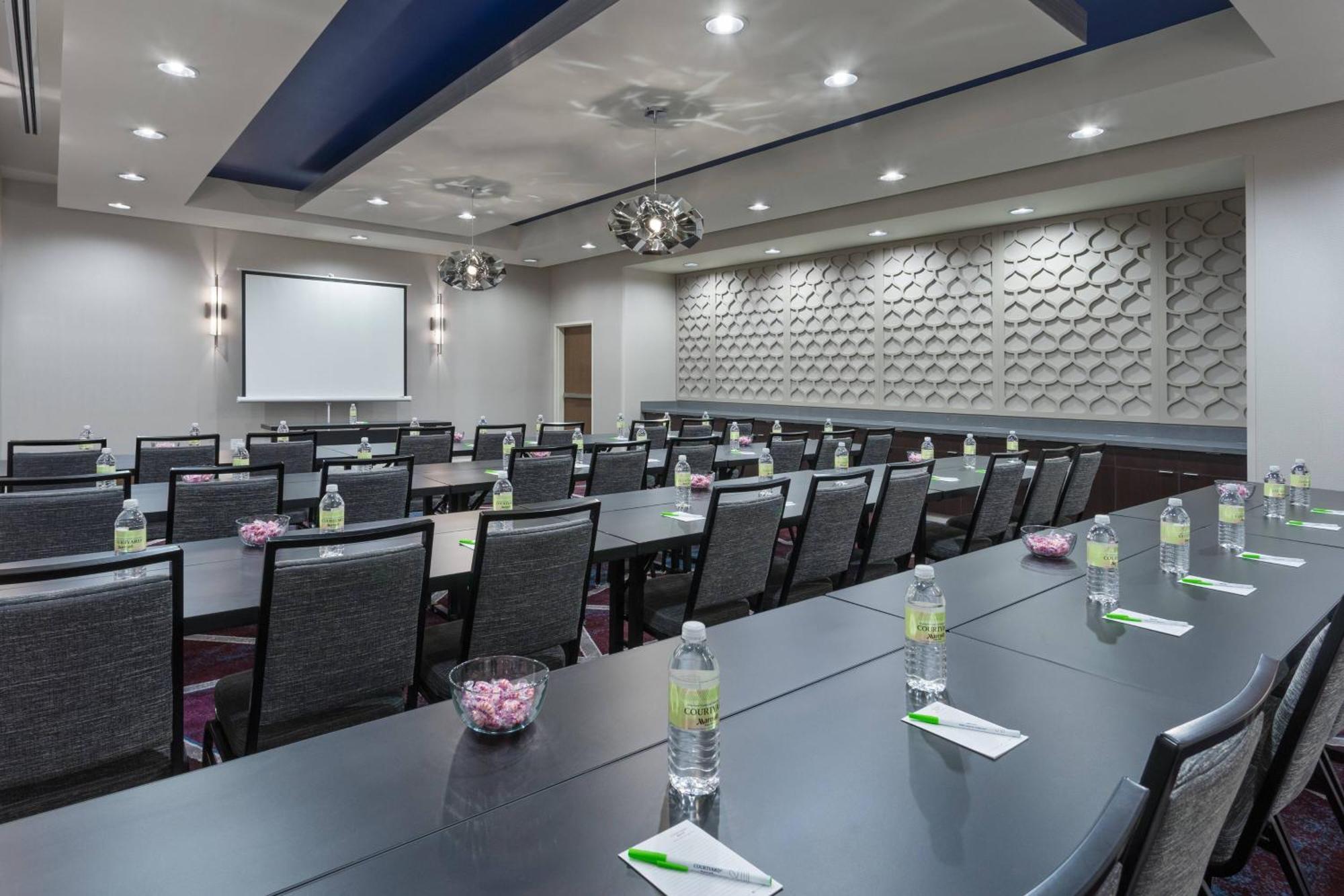 Courtyard By Marriott Houston Mills 3*